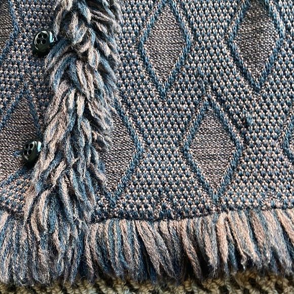 Vintage Sweater Reminiscent of Chanel! - Picture 14 of 16